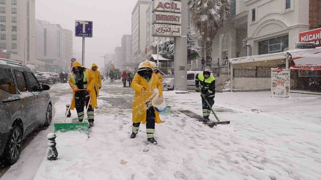 Şehitkamil’de 24 Saatlik Kar Mücadelesi