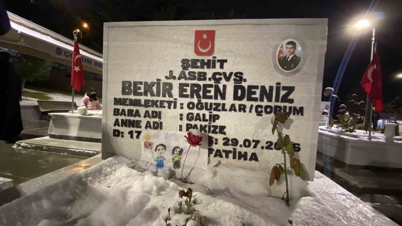 Şehitlikte yeni yıla dualarla girildi