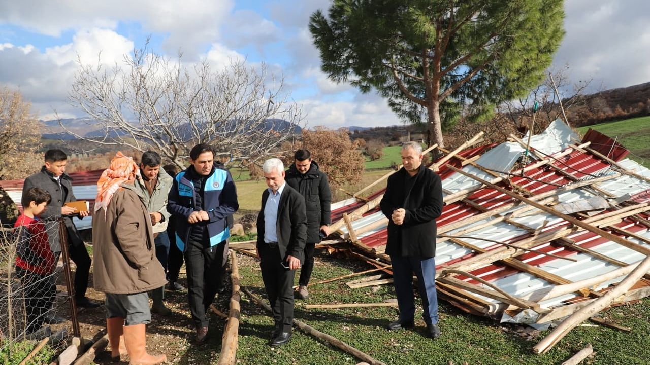 Selendi'de fırtına: İki minare yıkıldı, çatılar uçtu