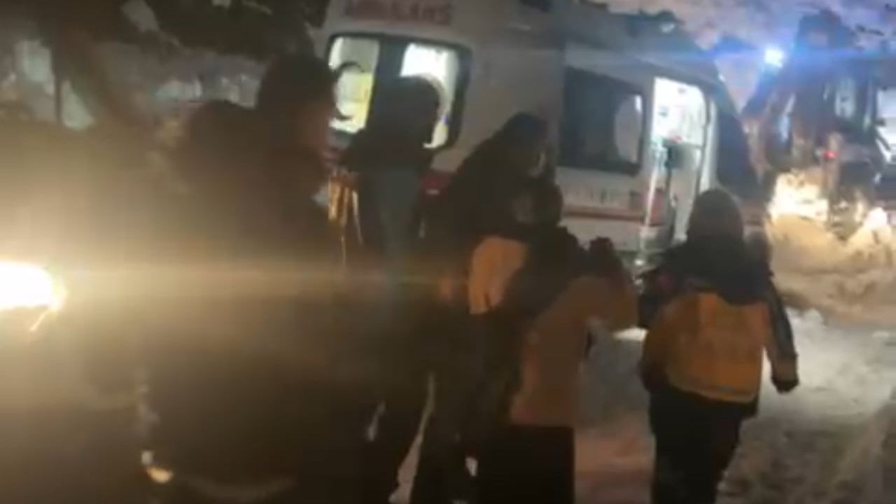 Şemdinli'de 1 metrelik karda karbonmonoksit zehirlenmesi: 12 kişi hastaneye kaldırıldı