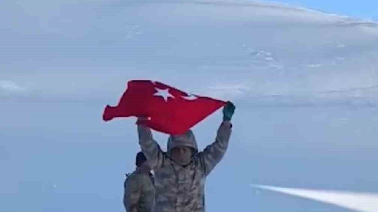 Şemdinli'de ambulans helikopterle kurtarma: Alan köyünde doğum sancısı çeken kadın hastaneye ulaştırıldı