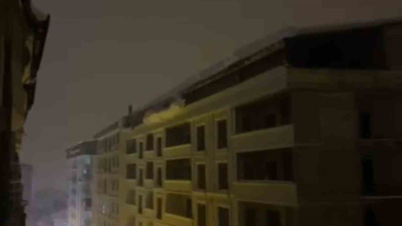 Şemdinli’de çatıda biriken dev kar kütlesi elektrik direklerini devirdi