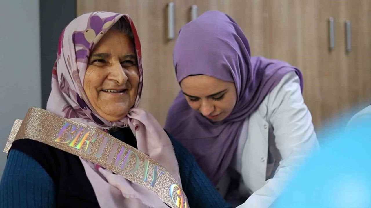 Senem Murat’ın 77. yaş günü hayatındaki ilk kutlama oldu