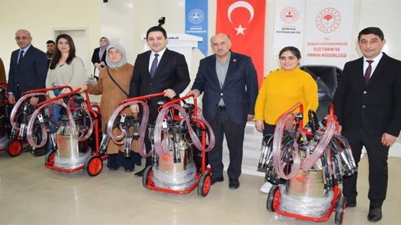 Şenkaya'da 128 Yetiştiriciye Süt Sağım Makinesi Desteği