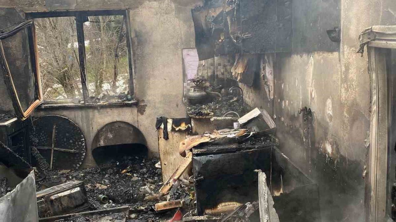 Şenpazar'da bacadan çıktığı değerlendirilen yangın iki katlı evi kullanılamaz hale getirdi
