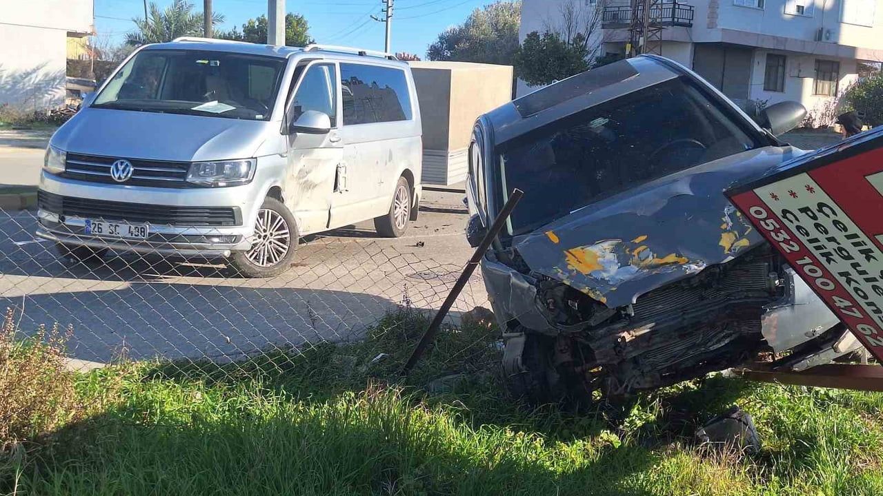 Serik Akçaalan'da otomobil ile minibüs çarpıştı: Sürücü yaralandı