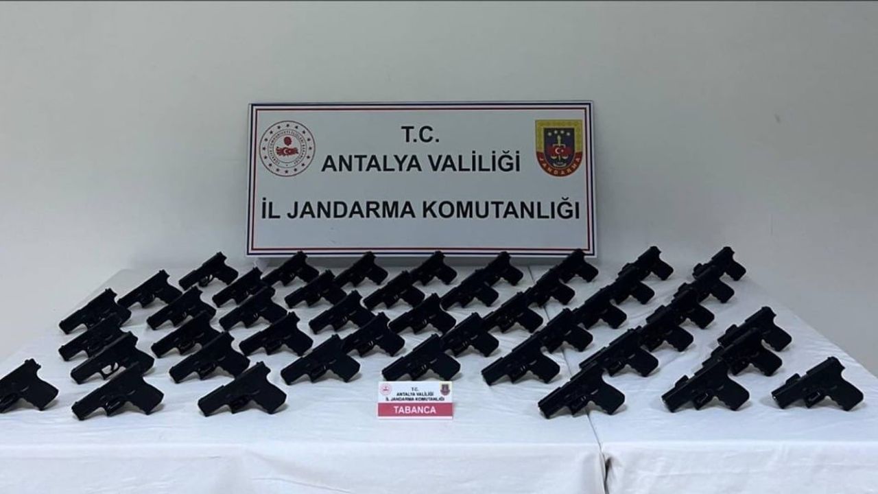 Serik'te Durdurulan Araçta 45 Ruhsatsız Glock Ele Geçirildi