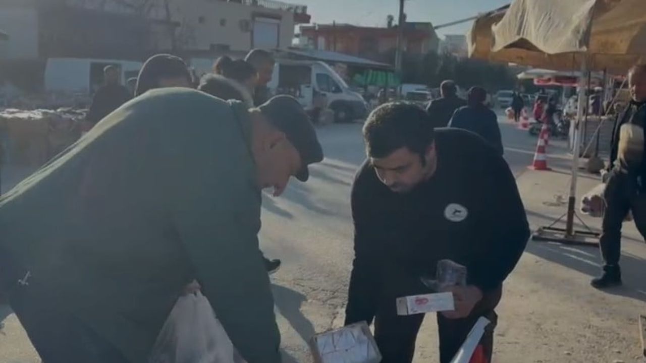 Serik'te hayranından Ferdi Tayfur anısına lokum ve bisküvi ikramı
