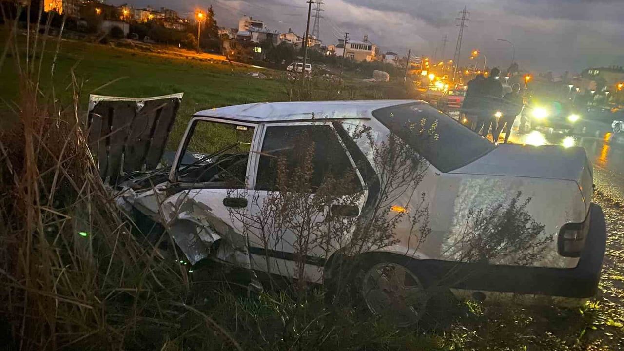 Serik'te iki otomobil çarpıştı: 1 kişi yaralandı