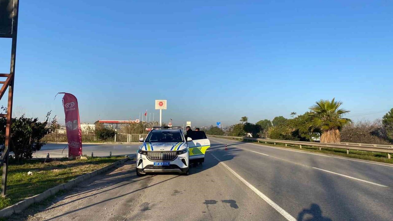 Serik'te iki otomobil çarpıştı; araç demir bariyerde asılı kaldı