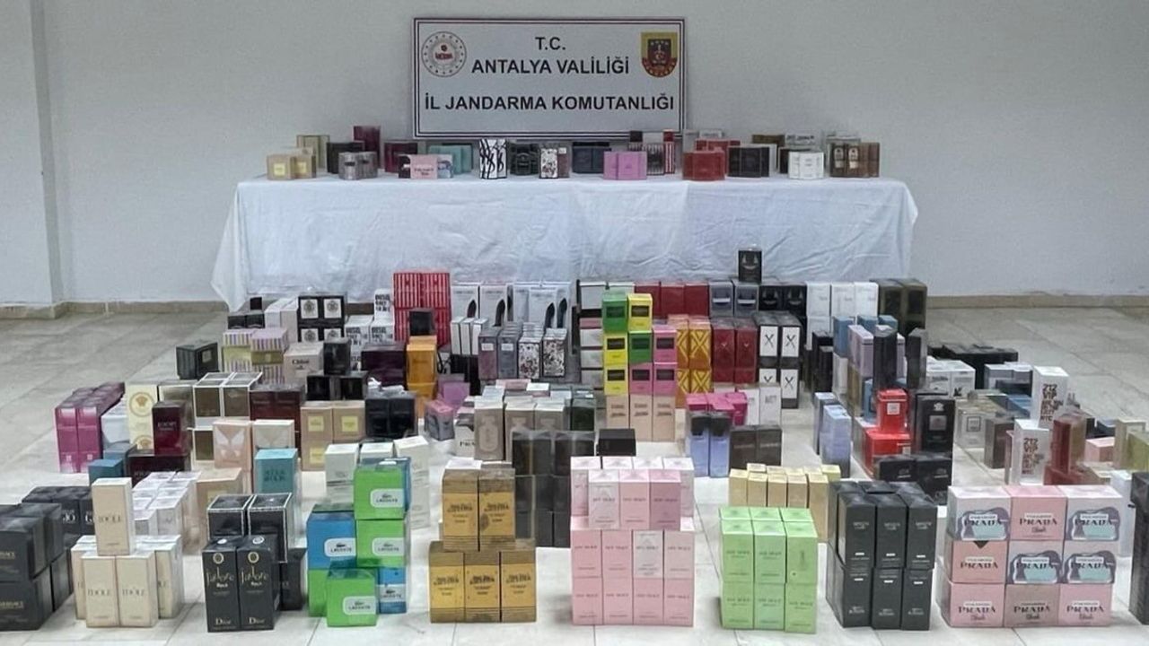 Serik’te jandarma operasyonunda 3 bin 450 kaçak parfüm ele geçirildi