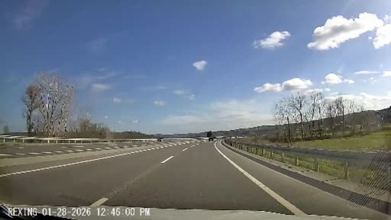 Şerit ihlaliyle tehlikeli geçiş: 54 AIT 055 plakalı araç kazaya davetiye çıkardı