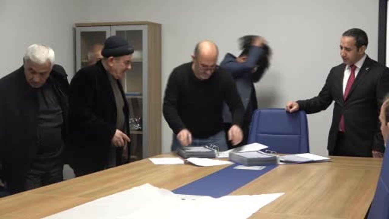 Seslice köyü 32 yıl sonra tapularına kavuştu