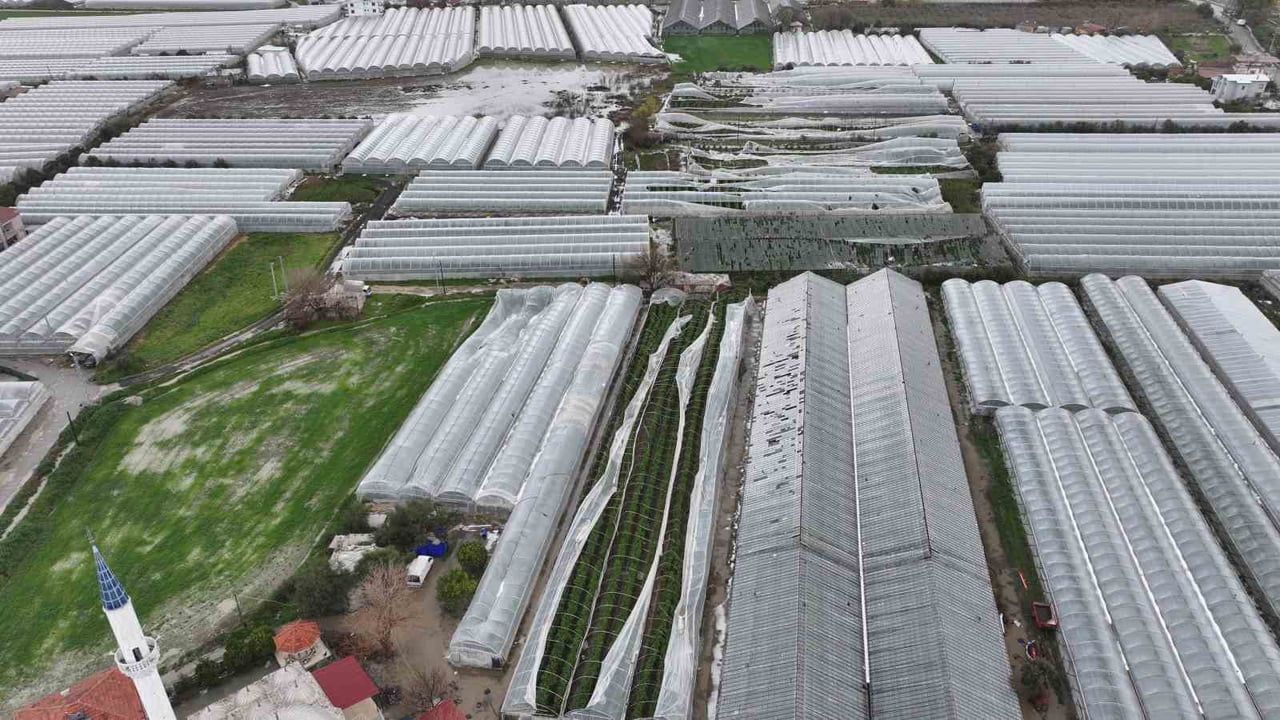 Seydikemer’de hortum, fırtına ve dolu yaklaşık 100 dönümlük seraları vurdu