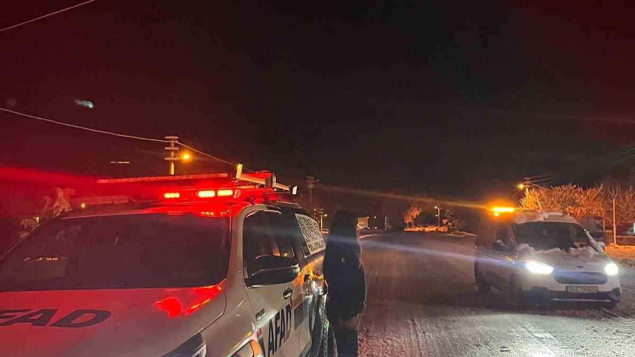 Seydikemer'de Karabel mevkiinde yollar kapandı, araçlar mahsur kaldı