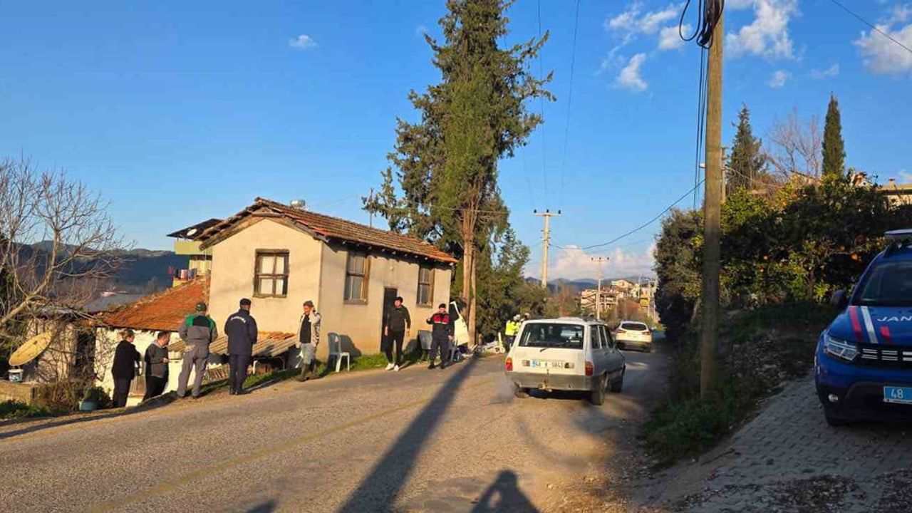Seydikemer'de kontrolden çıkan kamyonet eve çarptı: Sürücü yaşamını yitirdi