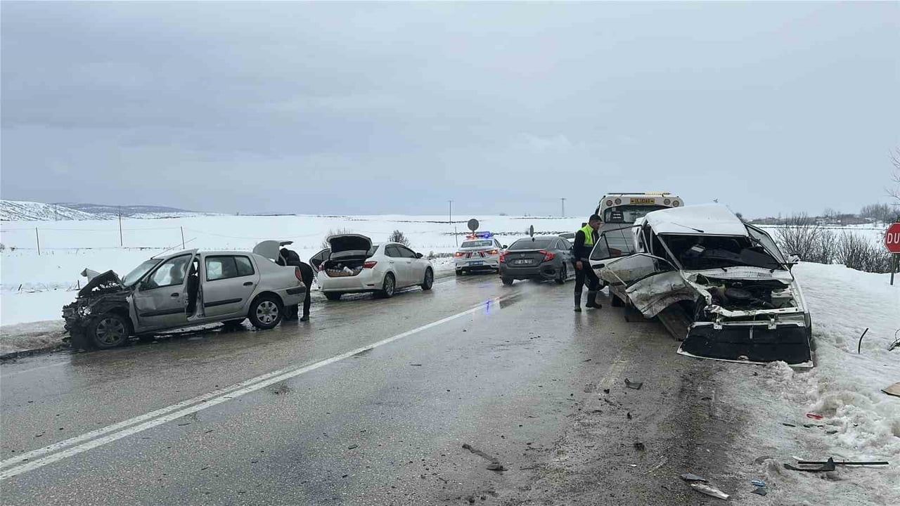 Seydiler'de Tofaş-Fiat karşı şeride geçip otomobille çarpıştı: 1 ölü, 2 yaralı