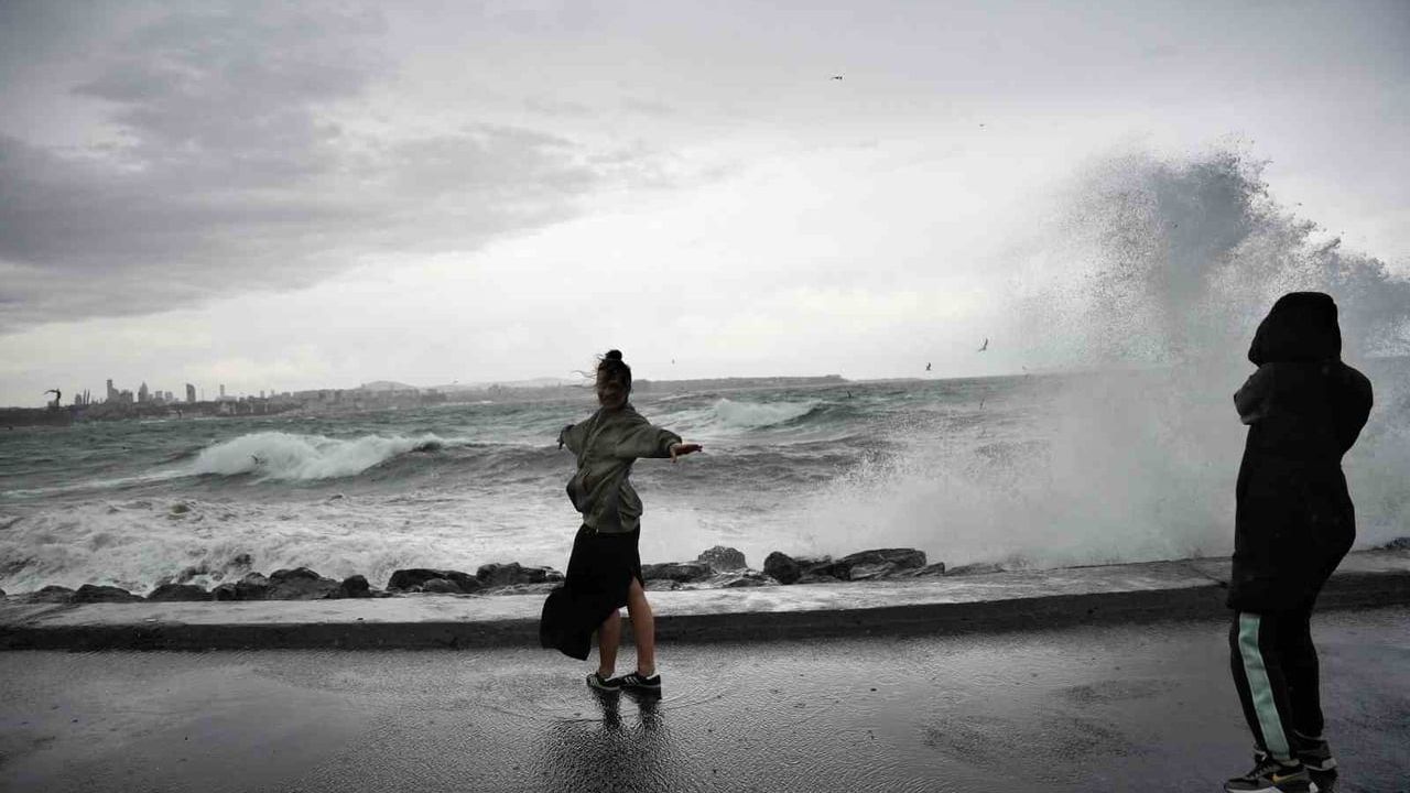 Şiddetli lodos Fatih sahilinde fotoğraf yarışına yol açtı