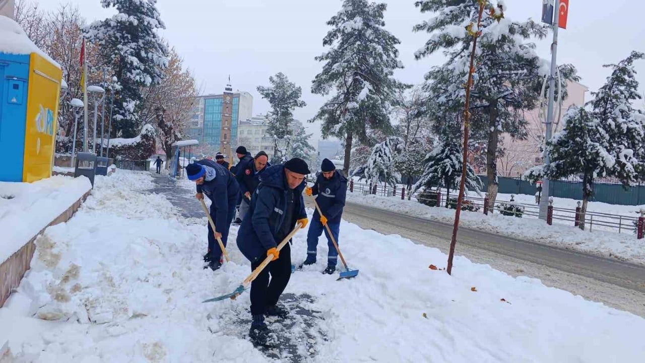 Siirt Belediyesi karla mücadele çalışmalarını sürdürüyor