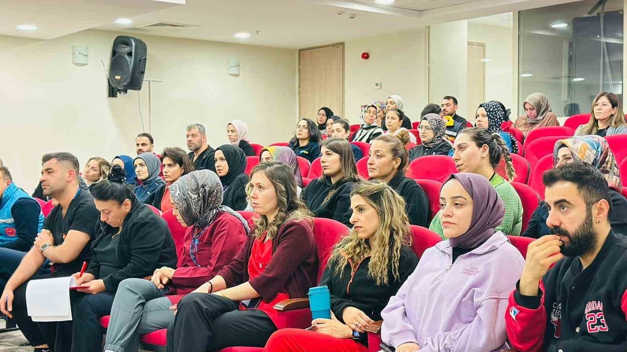 Siirt Eğitim ve Araştırma Hastanesi’nde sağlık personeline verem eğitimi