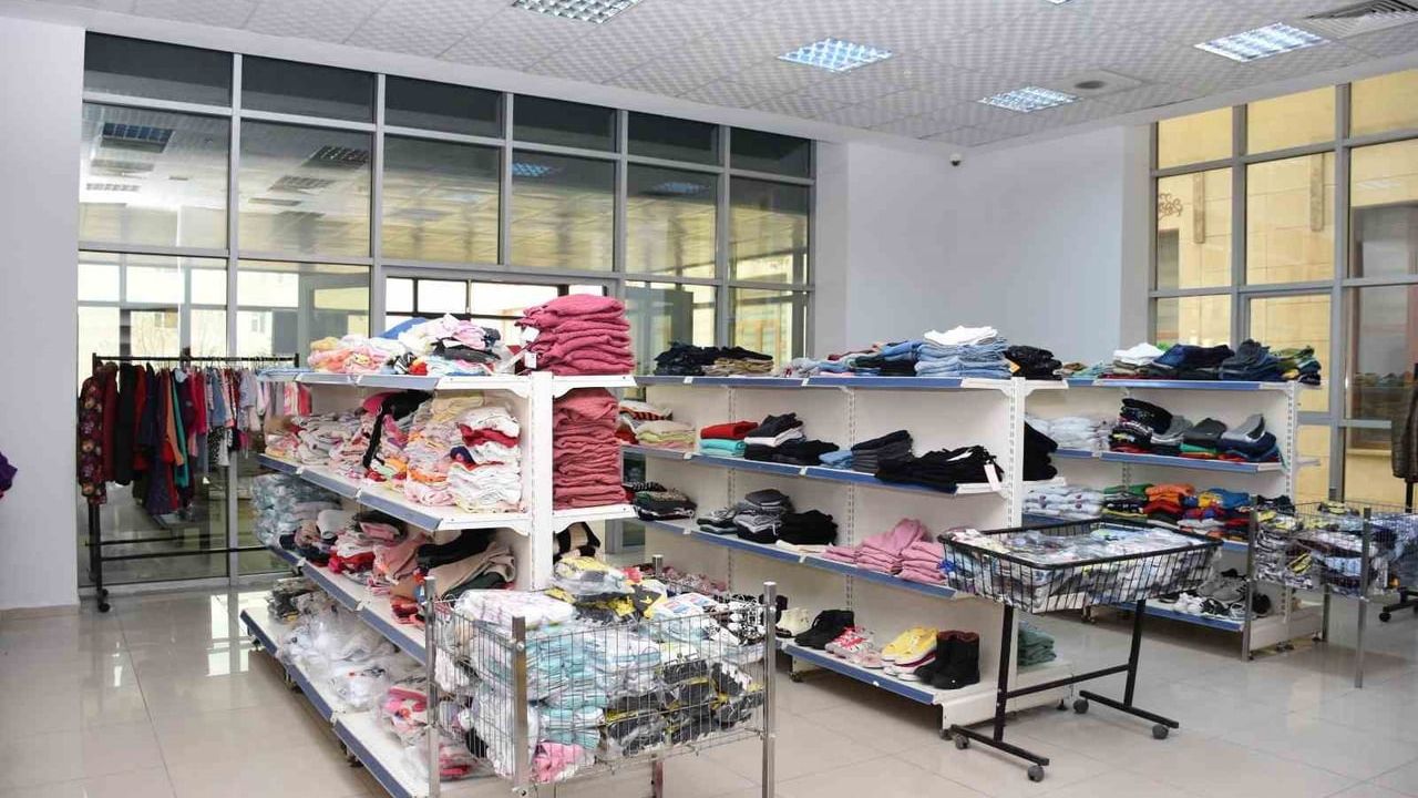 Siirt Emniyeti 15 bin çocuğa ücretsiz giyim ve kırtasiye desteği sağladı