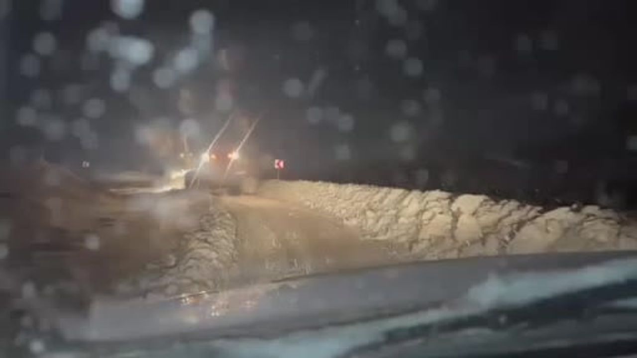 Siirt'in Şirvan ilçesinde mahsur kalan ambulans 3 saatte kurtarıldı