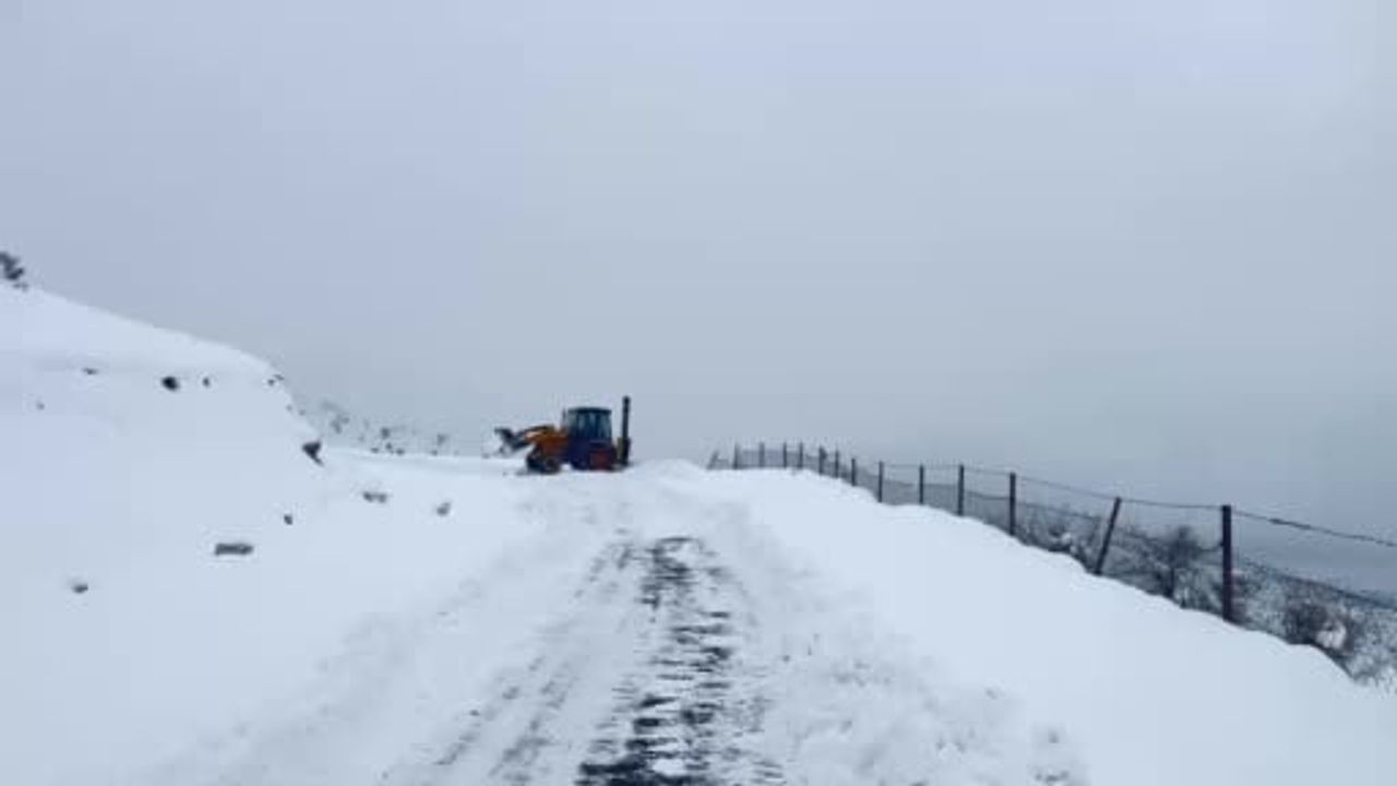Siirt'te 14 köy yolu ulaşıma açıldı; zehirlenen genç hastaneye kaldırıldı