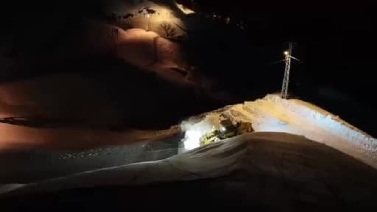 Siirt’te 90 yaşındaki hasta karla kapalı köy yolundan sırtta taşınarak sağlık ekiplerine ulaştırıldı