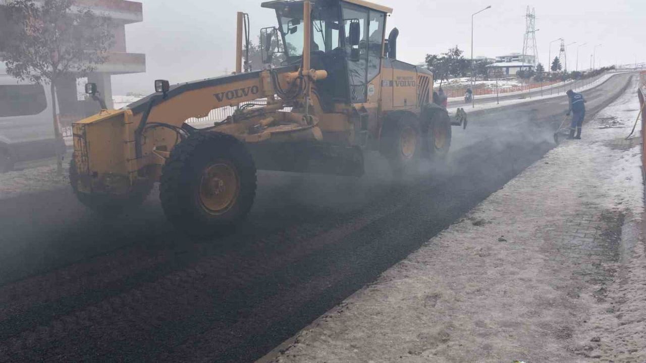 Siirt'te altyapı ve yol bakım çalışmaları sürüyor