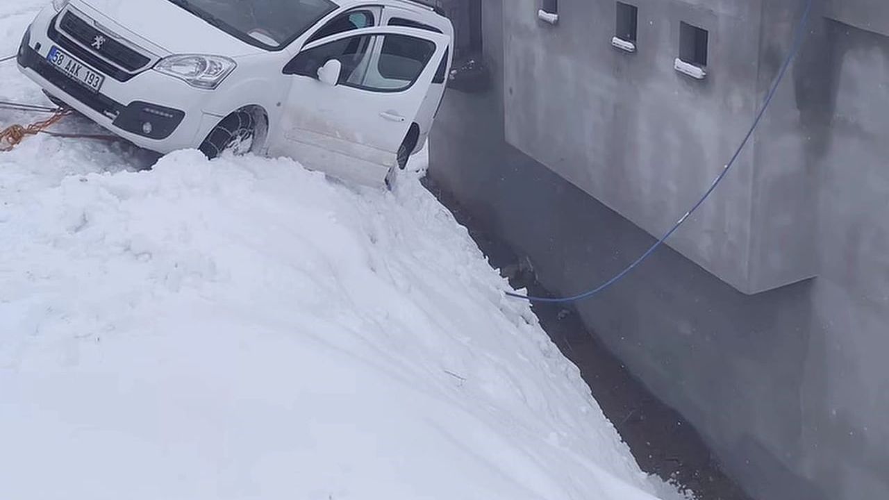Siirt’te buzlanan yolda kayan hafif ticari araç ev duvarında asılı kaldı
