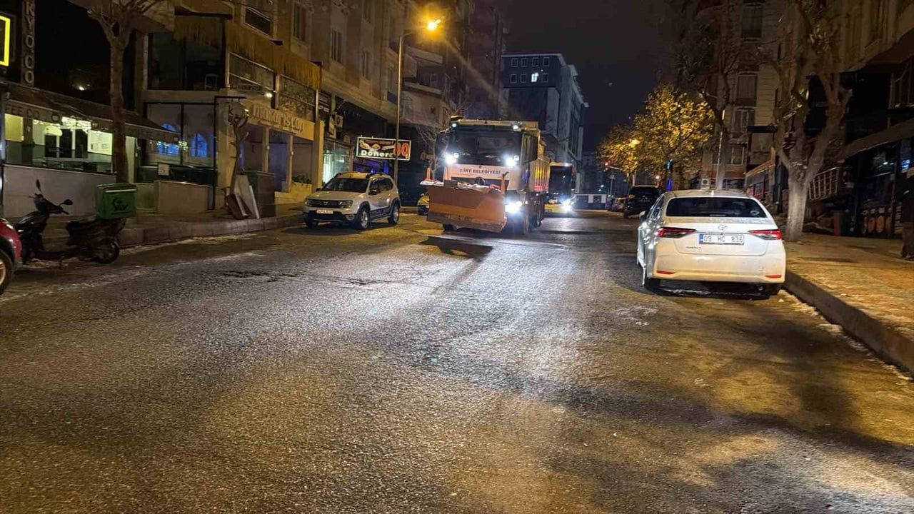 Siirt’te buzlanmaya karşı kesintisiz çalışma