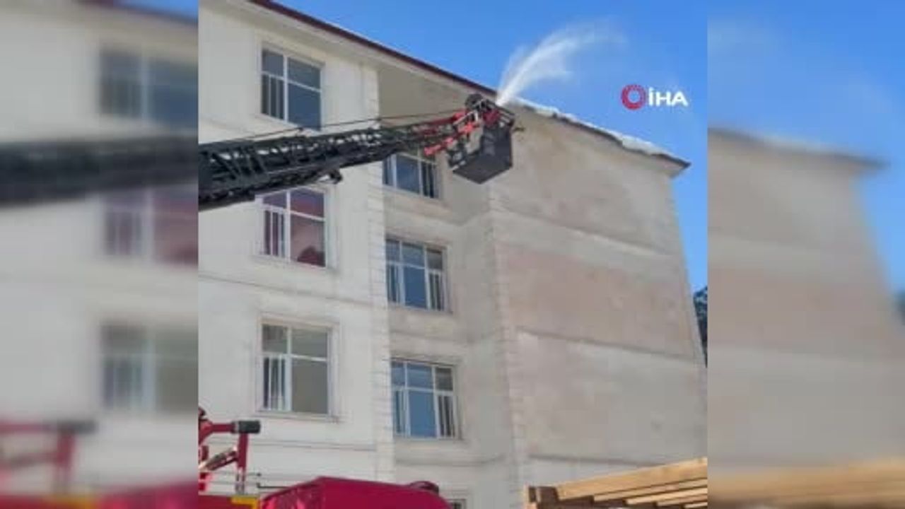 Siirt'te çatılarda biriken kar itfaiye tarafından temizleniyor