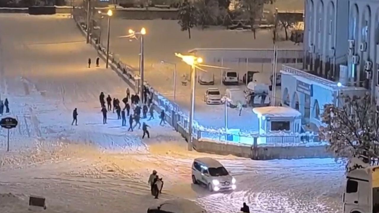 Siirt’te çocuklarla polis arasında kartopu savaşı