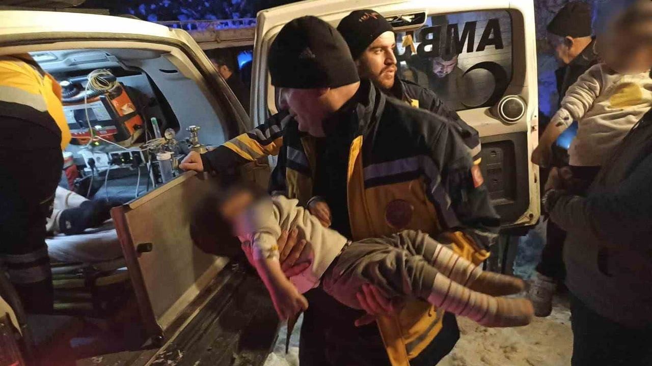 Siirt’te kapanan köy yolları açıldı, hastalar sağlık ekiplerine ulaştırıldı