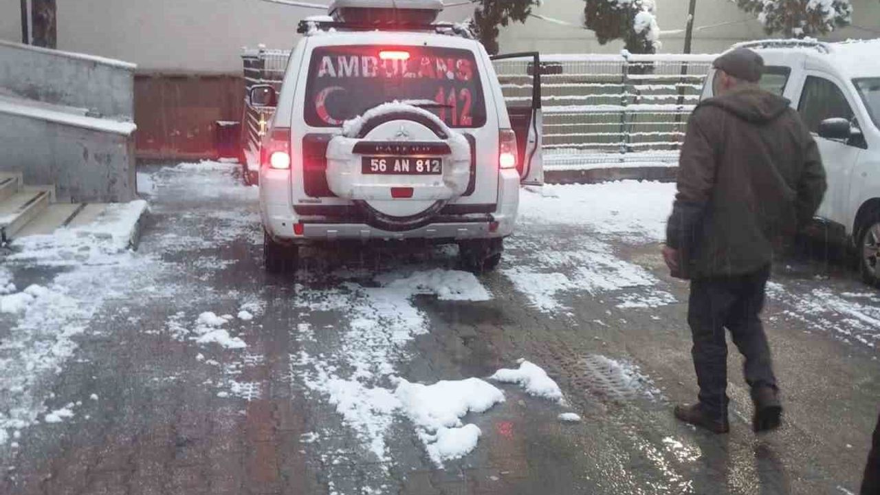 Siirt’te kar engelini kaldıran ekipler hastaları hastaneye ulaştırdı