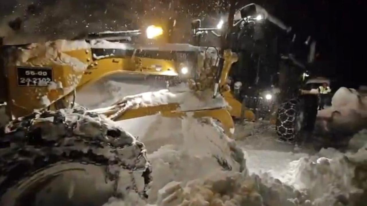 Siirt’te kar yağışında mahsur kalan aile kurtarıldı, yeni doğan bebek sağlık ekiplerine ulaştırıldı