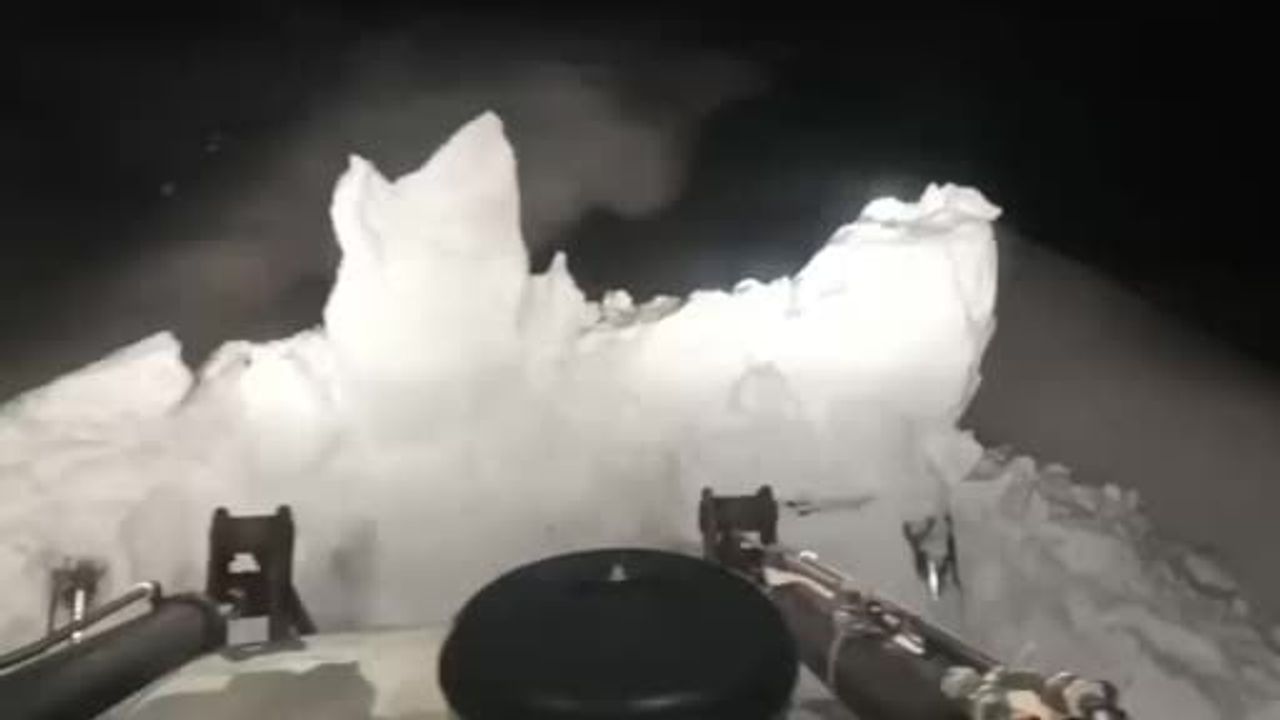 Siirt'te karla kapalı yollar açıldı, hastalar sağlık ekiplerine ulaştırıldı