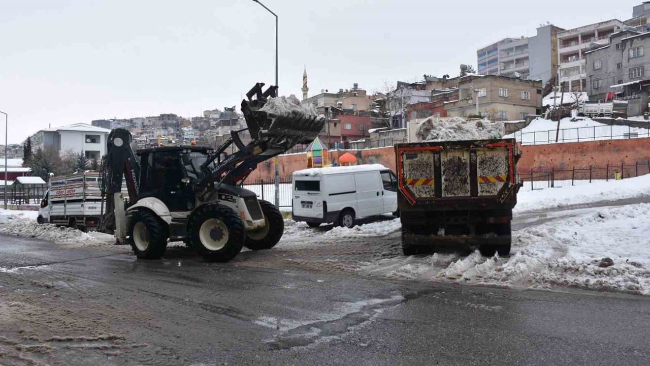 Siirt'te karla mücadele: Ekipler 7/24 sahada