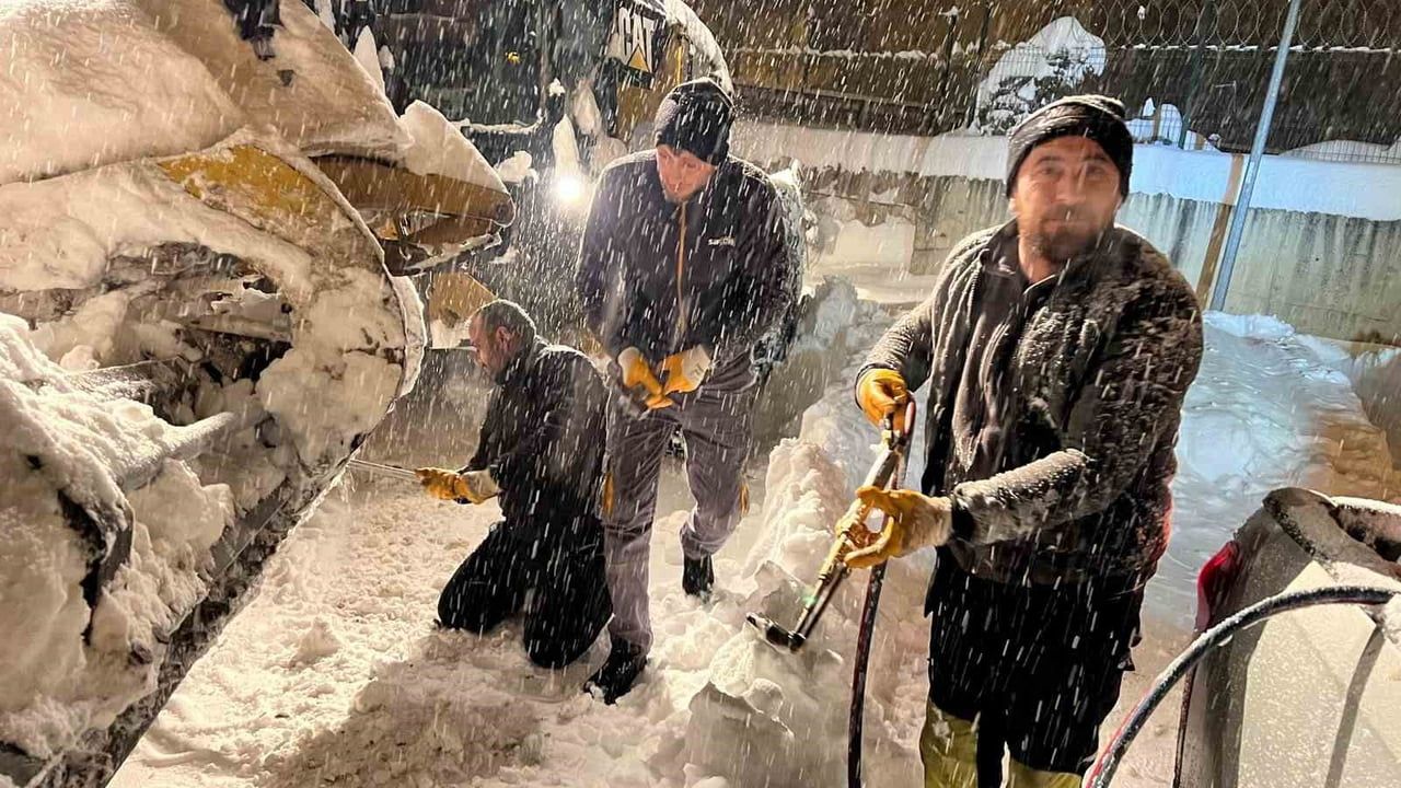 Siirt'te karla mücadele ekipleri cenaze otobüsünü ve hastaları kurtardı