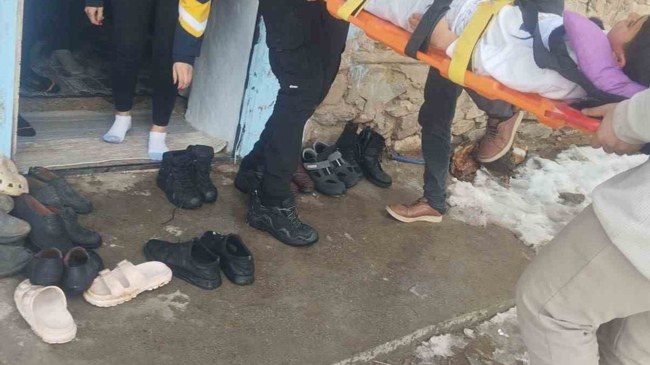 Siirt’te karla mücadele ekipleri yolları açtı, acil sağlık müdahaleleri gerçekleştirildi