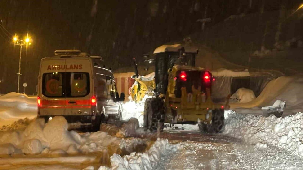 Siirt’te Şirvan Üçyol’da Mahsur Kalan Ambulans 3 Saatte Kurtarıldı
