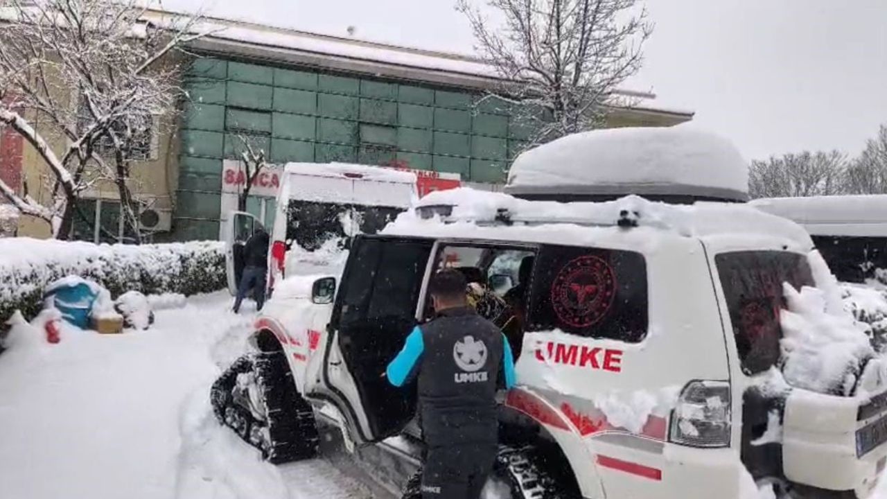 Siirt'te UMKE karla kapalı yollarda mahsur kalan 85 yaşındaki kadını paletli araçla diyalize yetiştirdi