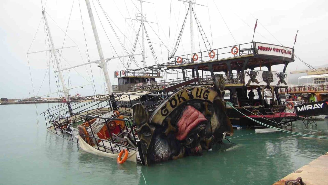Silifke'de fırtına ağları parçaladı, kıyılar balıkla doldu