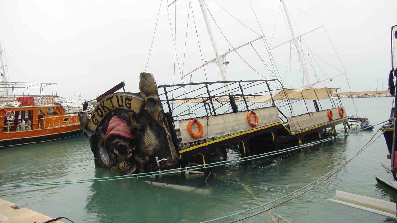 Silifke'de fırtına limanda bağlı 'Göktuğ' gezi teknesini batırdı