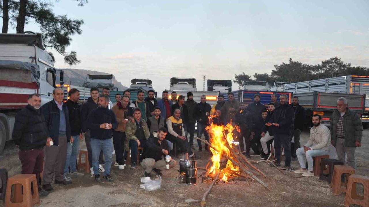 Silifke'de kamyoncular taşeron uygulamasına karşı eylem düzenledi