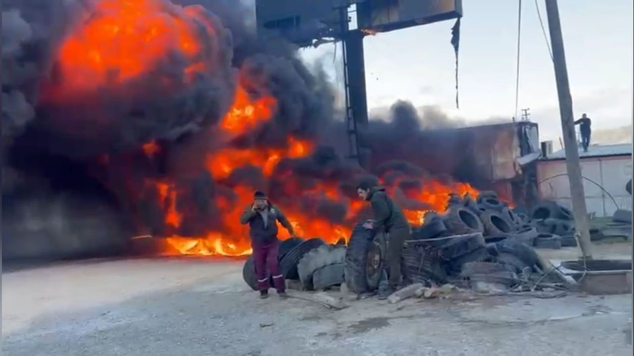 Silifke'de oto lastik dükkanında yangın: D-400 kara dumanla kaplandı