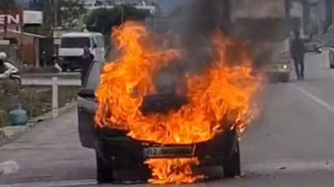 Silifke'de Seyir Halindeki Otomobil Motorundan Alev Aldı