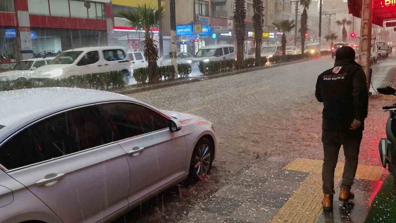 Silifke'yi beyaza bürüyen dolu: Tarım alanlarında zarar