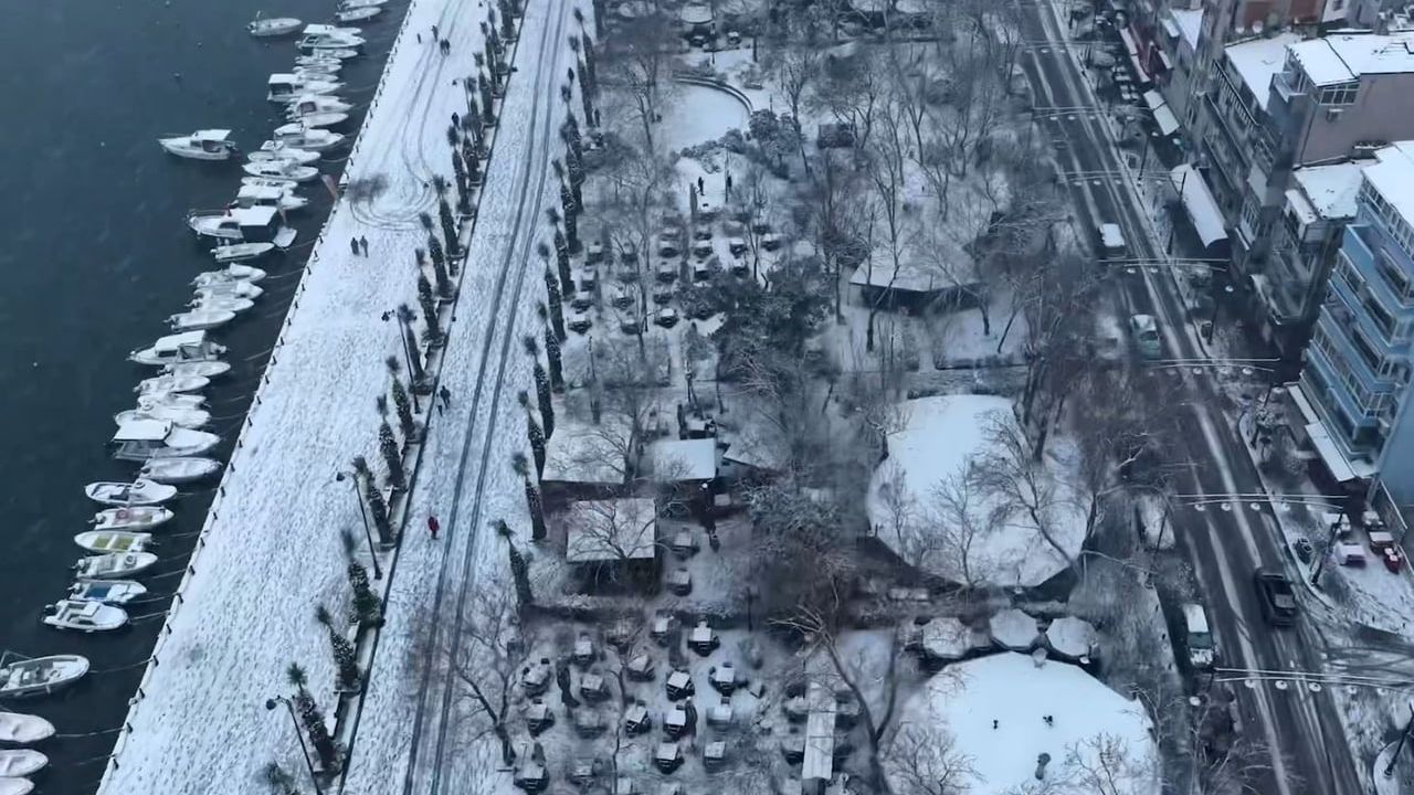 Silivri beyaza büründü: Sahil hattında kar manzaraları havadan kaydedildi