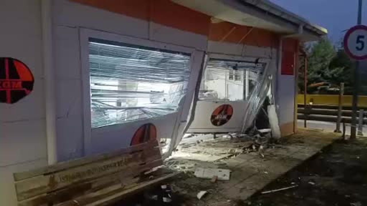 Silivri'de alkollü sürücü Karayolları kantar binasına çarptı: 1 kişi yaşamını yitirdi